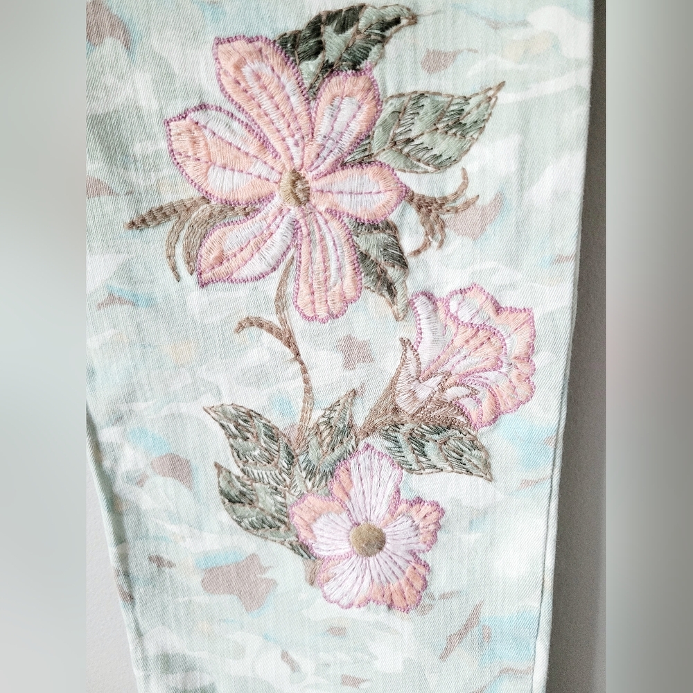 Gloria Vanderbilt Amanda Cotton Camo/Floral Pebblestone Embroidered Jeans 10/Med - Picture 9 of 13